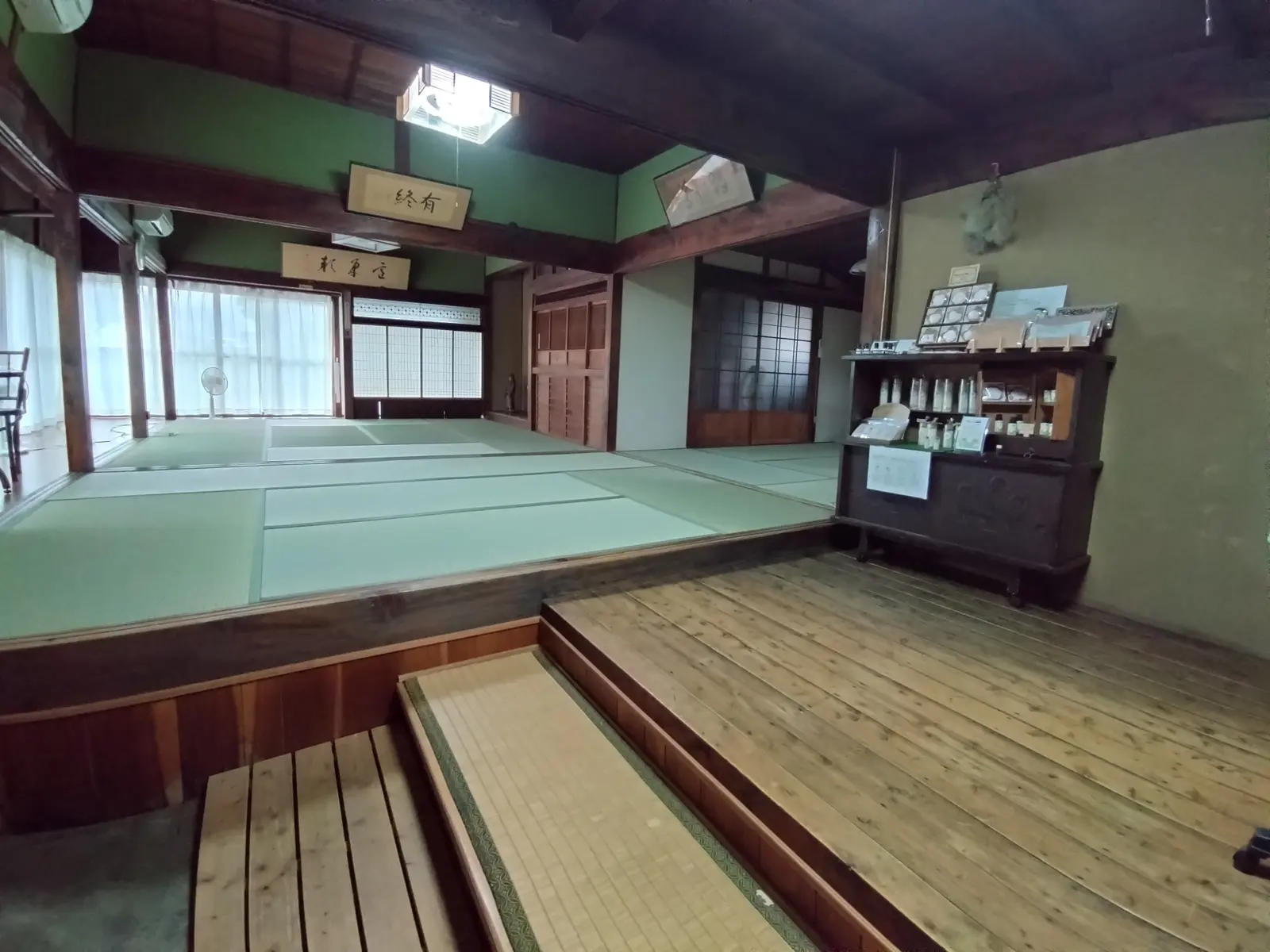 光の入る広間の全景