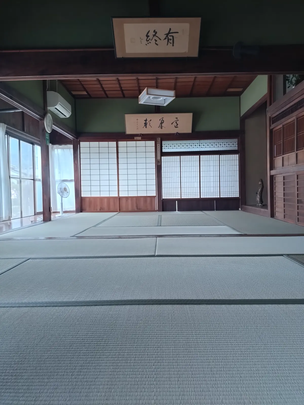 「有終」の額が掛かる広間