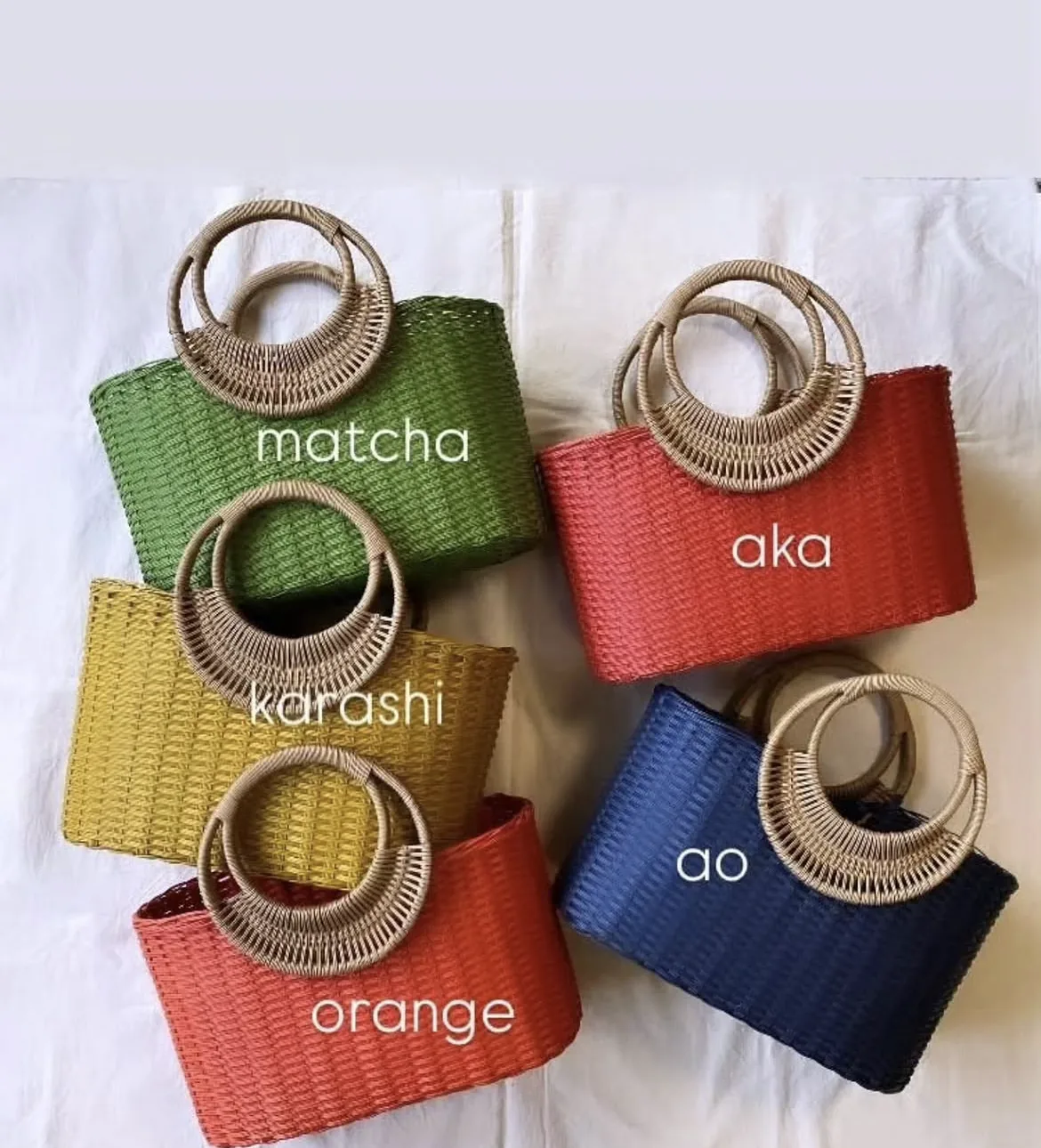抹茶・あか・からし・あおと名付けられた、5色のかごバッグ
