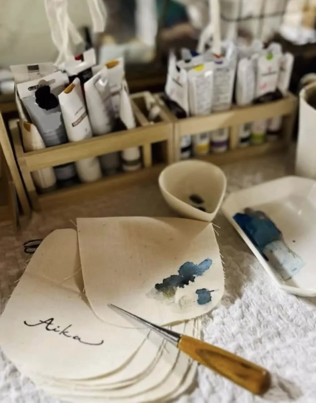 名前の書かれた布と、藍で染めている途中の作業風景
