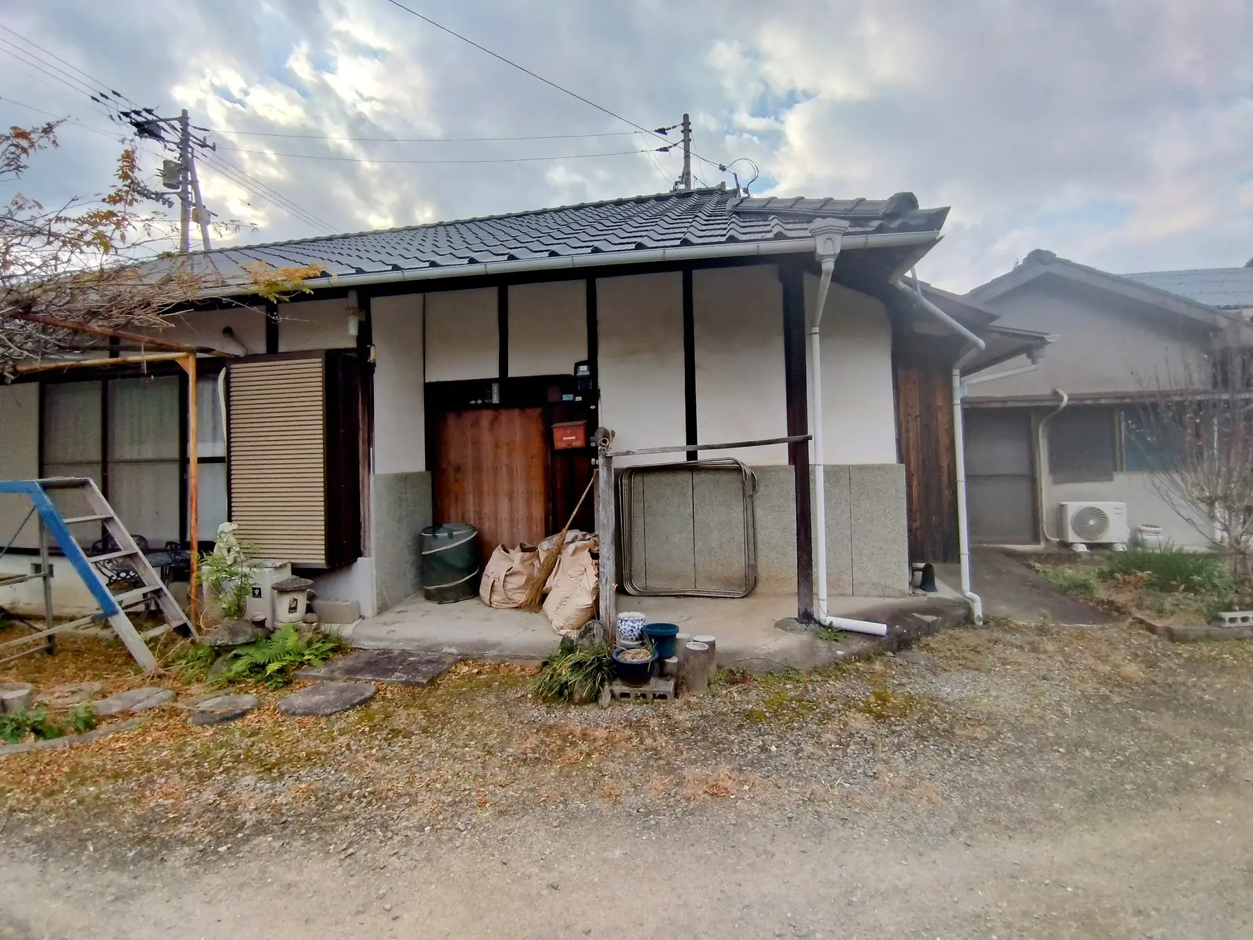 改修前のmagoおおひがし、まだ古い家だった頃の正面