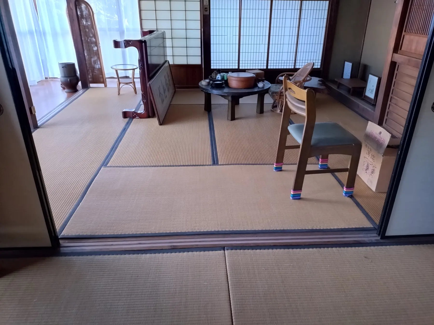 畳の部屋の机と椅子