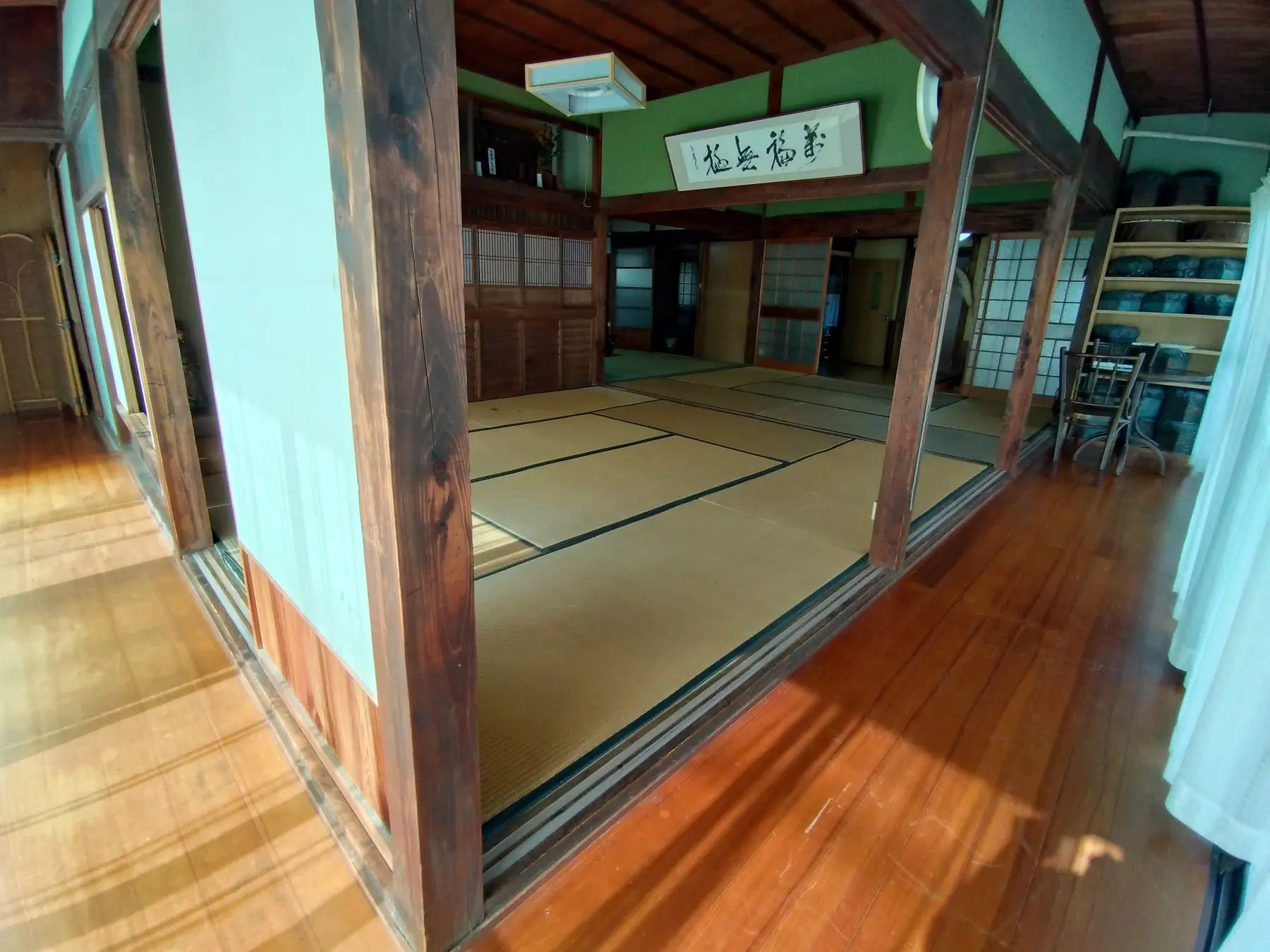 光がさす畳の広間。縁側の木の床と柱