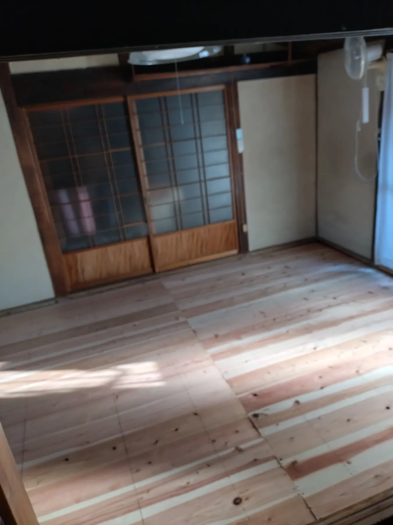 光が入る木の床