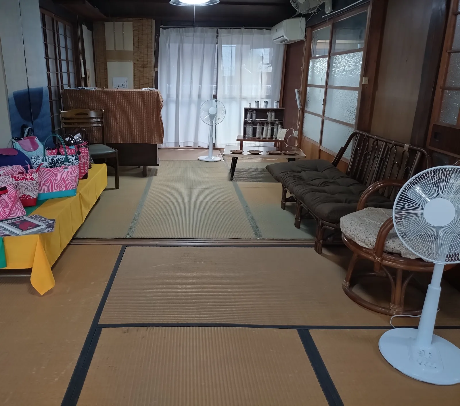 催しが終わったあとの、がらんとした広間と扇風機。無人