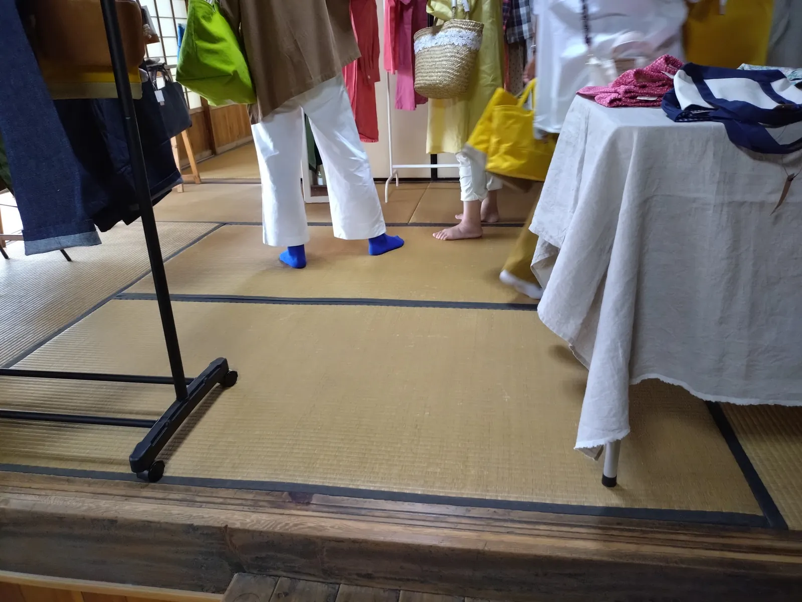 掛軸の前で作品を見てまわる人の後ろ姿