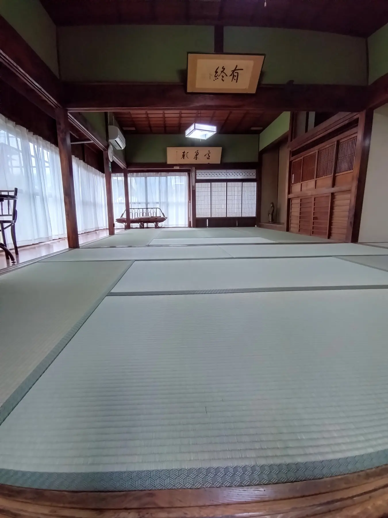 障子越しに奥へ続く廊下