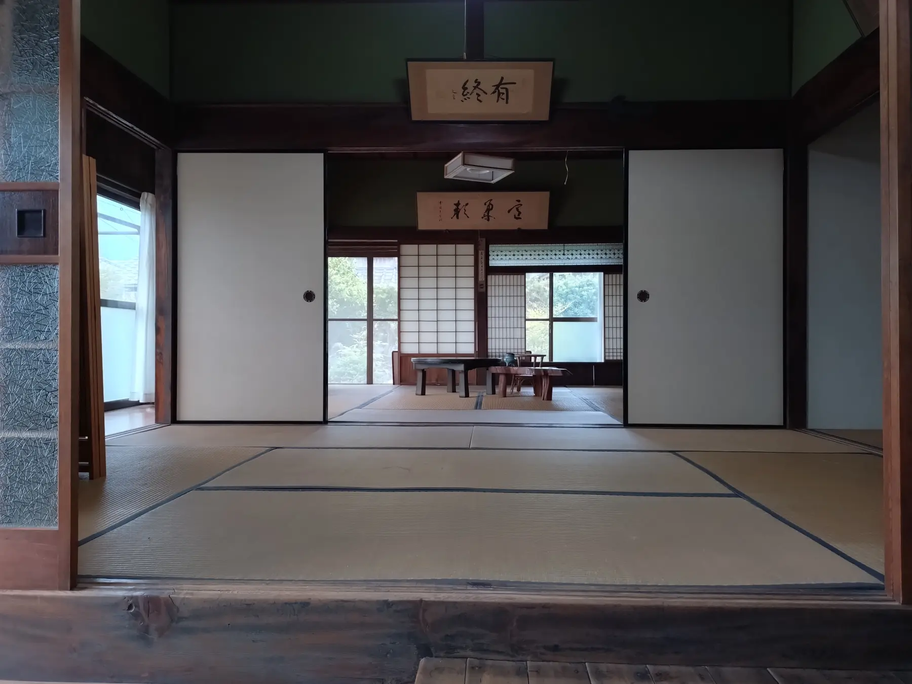 建具越しに庭の光が差し込む、誰もいない座敷